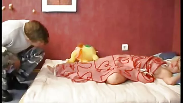疫病に感染した大きなディックの上に座ってハゲの男、眠っています 女性 セックス 動画