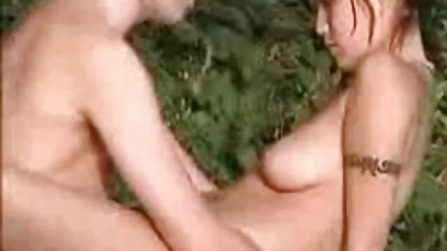 美しさは、陰茎を試して彼女のお尻を与えます。 sex 動画 女の子