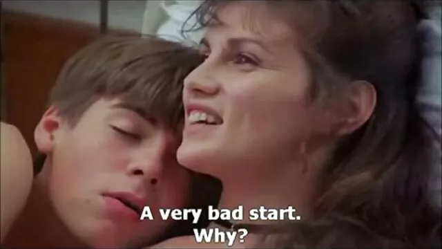 プールで二つの結び目を持つ若い男 動画 女性 sex