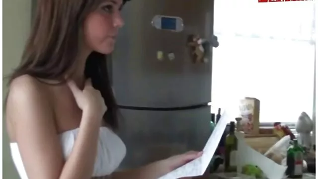 このマクドナルドの男は黒い髪をしています。 女性 せっくす 動画