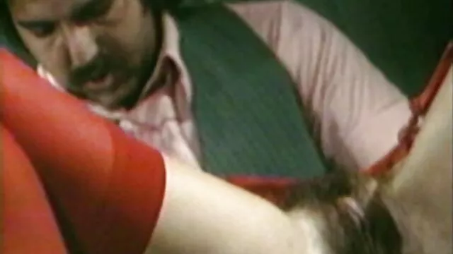 そして彼女は夫に月経の様子を見せました 動画 女性 セックス